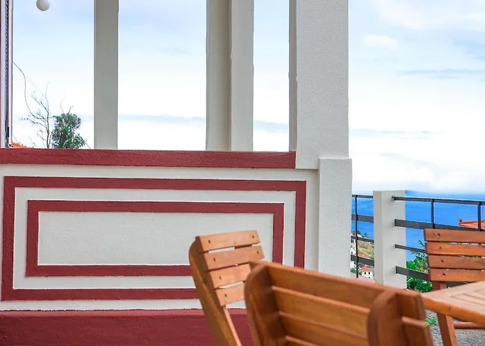 Renovated Traditional House W 3Br & Outdoor Space